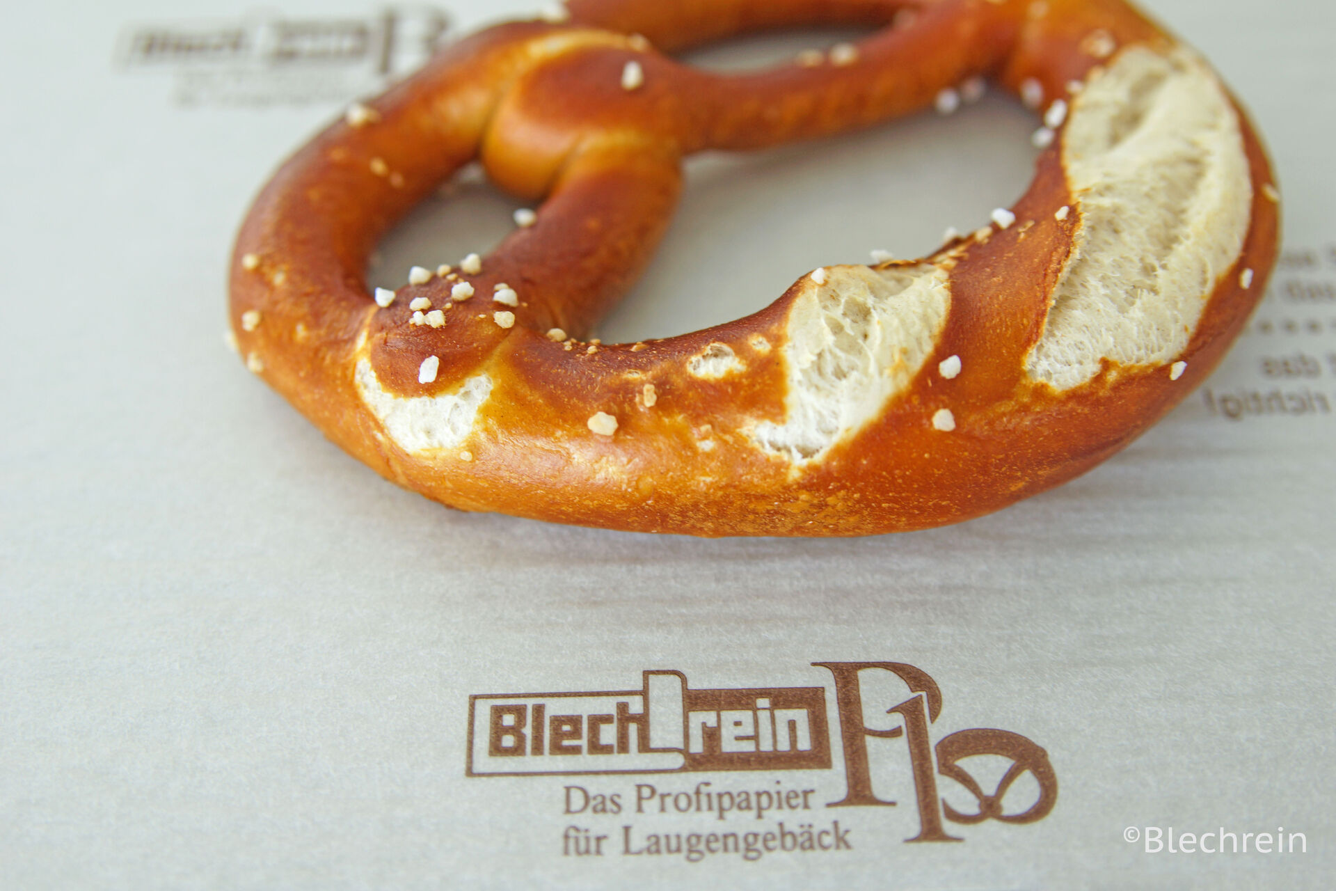 Brezel auf einem Blechrein Laugenpapier 